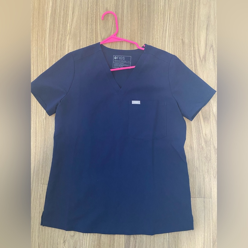 FIGS Women’s Navy Caterina One Pocket Scrub Top, size small